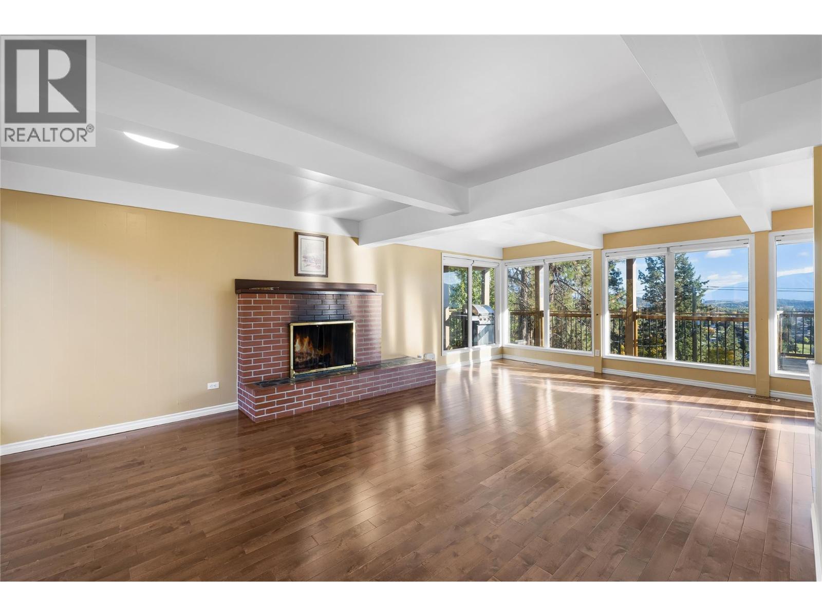 2424 Crawford Street, Creston, BC - Indoor Photo Showing Living Room With Fireplace