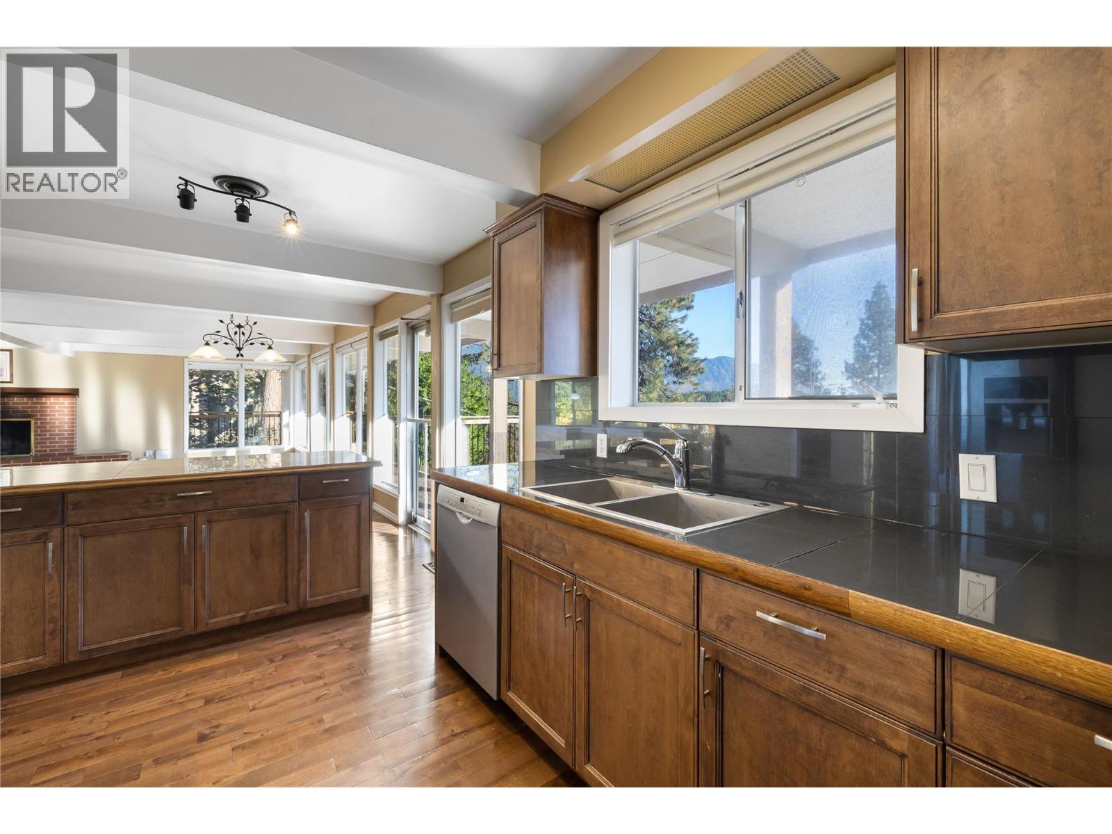 2424 Crawford Street, Creston, BC - Indoor Photo Showing Kitchen With Double Sink