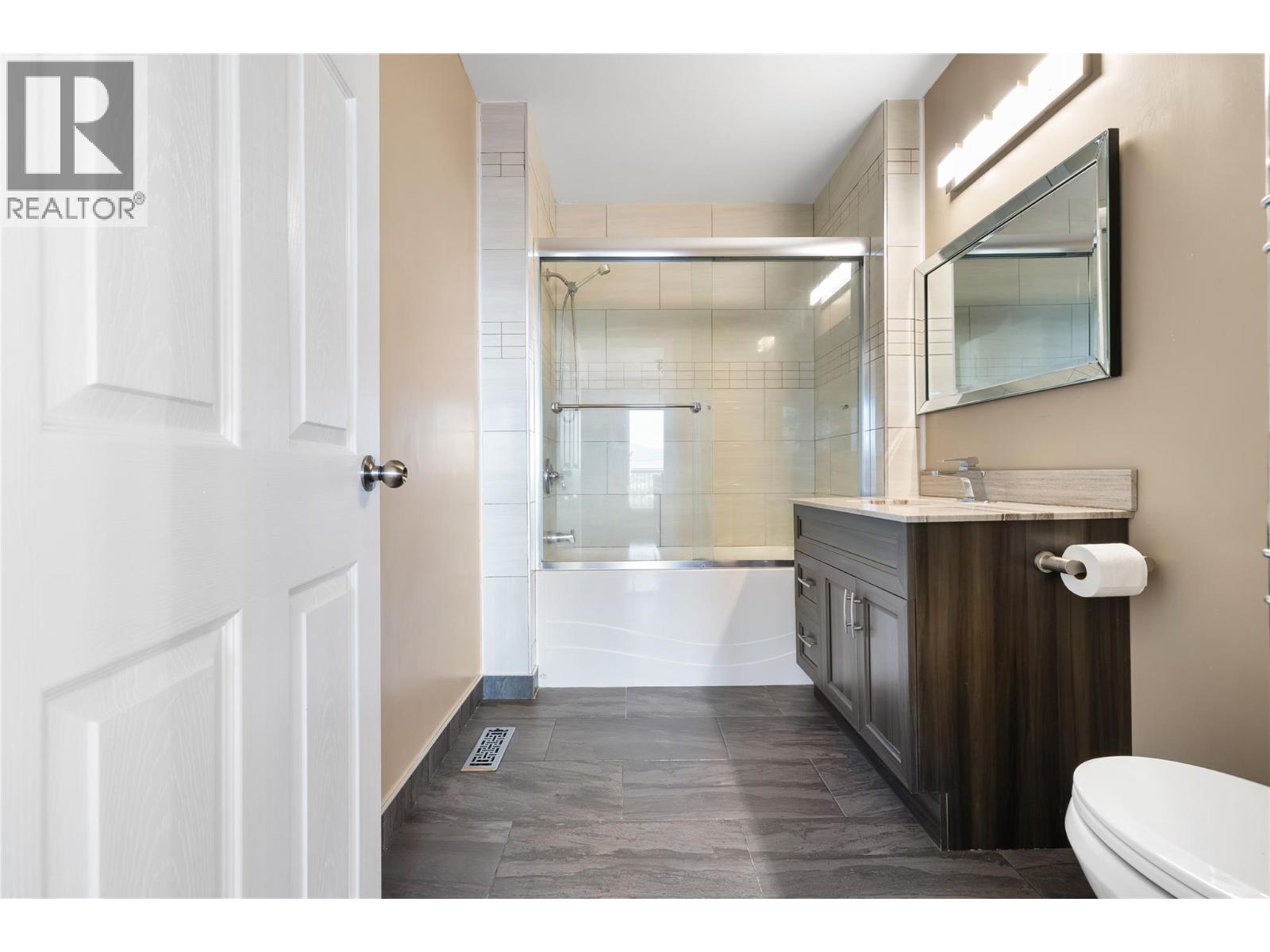 2424 Crawford Street, Creston, BC - Indoor Photo Showing Bathroom