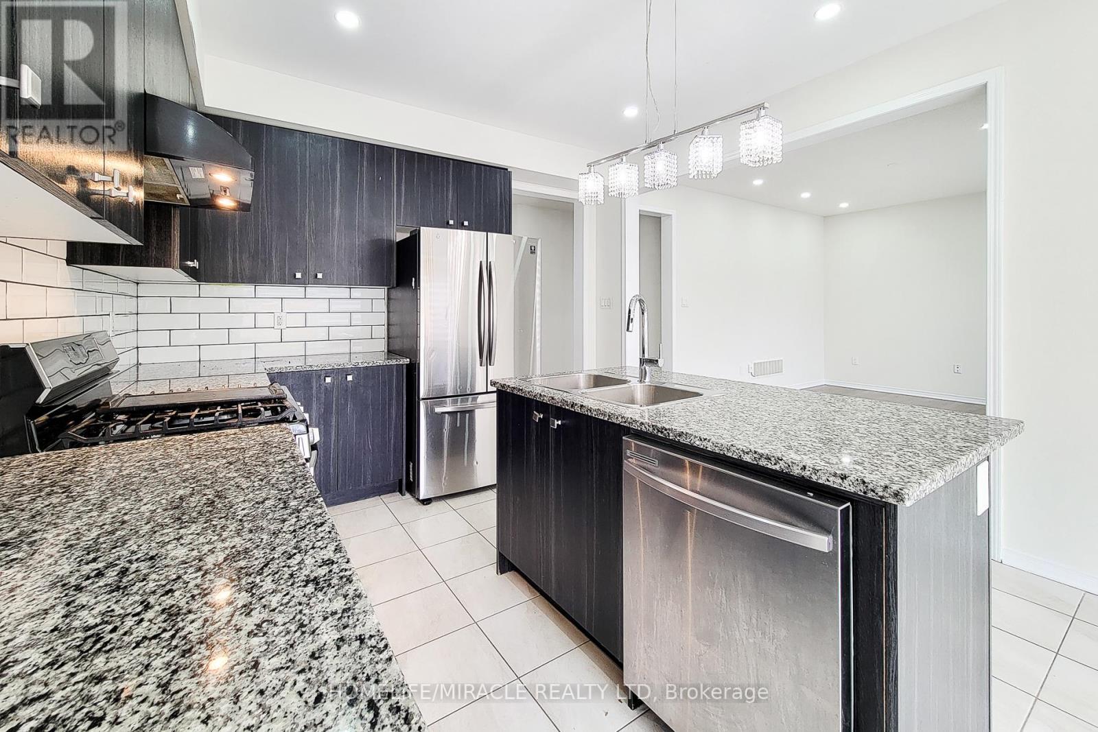 63 Magdalena Street, Hamilton, ON - Indoor Photo Showing Kitchen With Stainless Steel Kitchen With Double Sink With Upgraded Kitchen