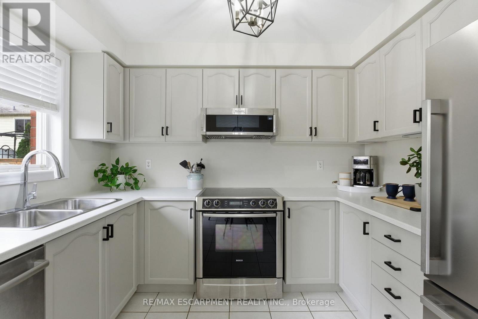 9 Slater Court, Hamilton, ON - Indoor Photo Showing Kitchen With Double Sink With Upgraded Kitchen