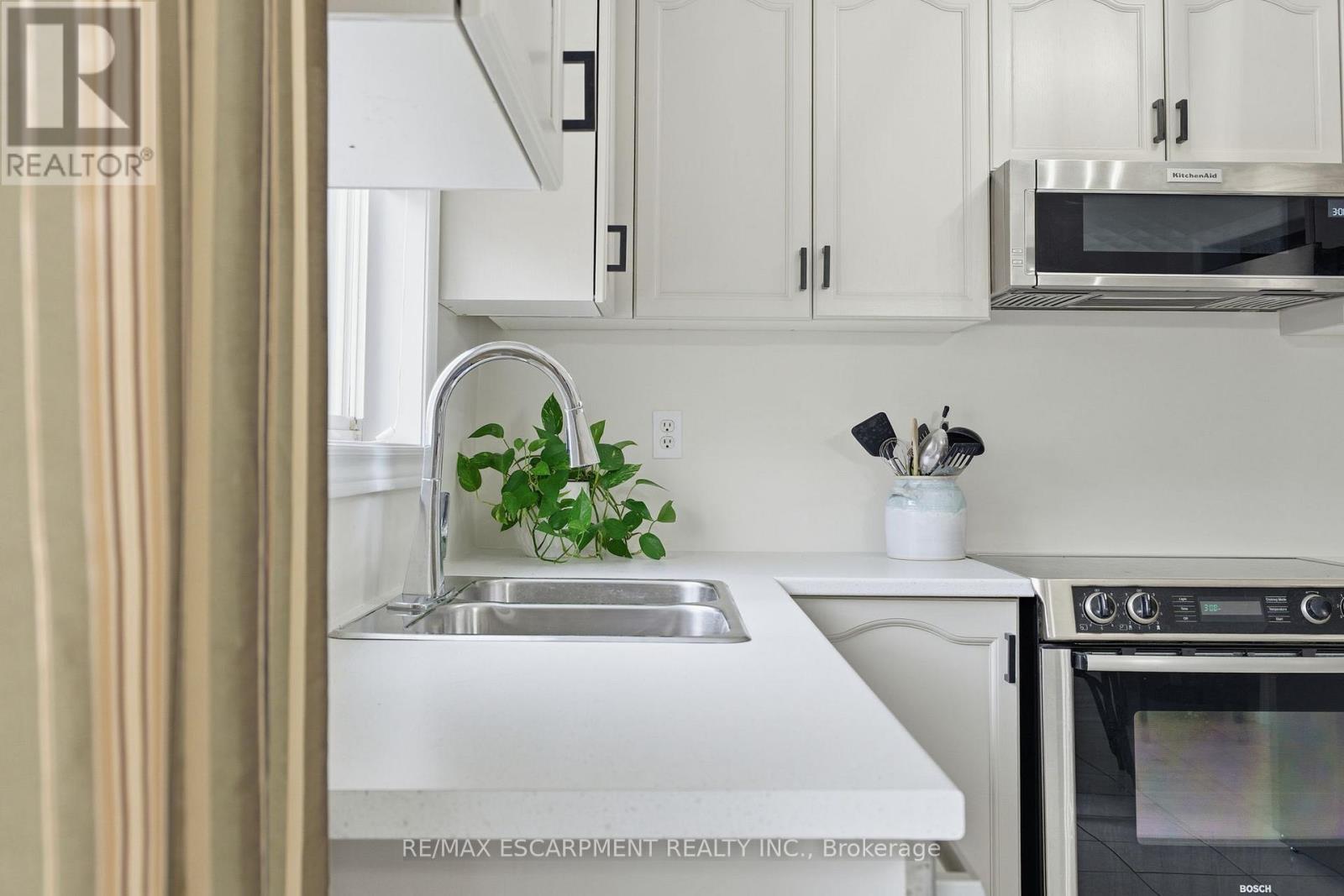 9 Slater Court, Hamilton, ON - Indoor Photo Showing Kitchen With Double Sink