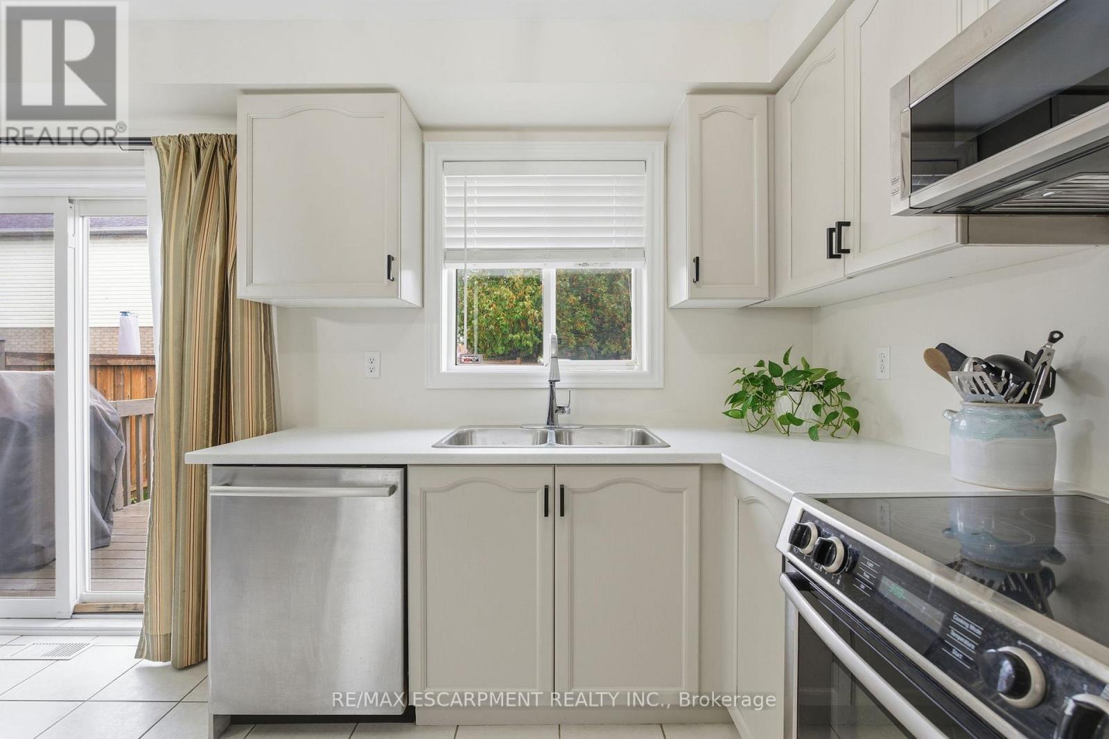 9 Slater Court, Hamilton, ON - Indoor Photo Showing Kitchen With Double Sink