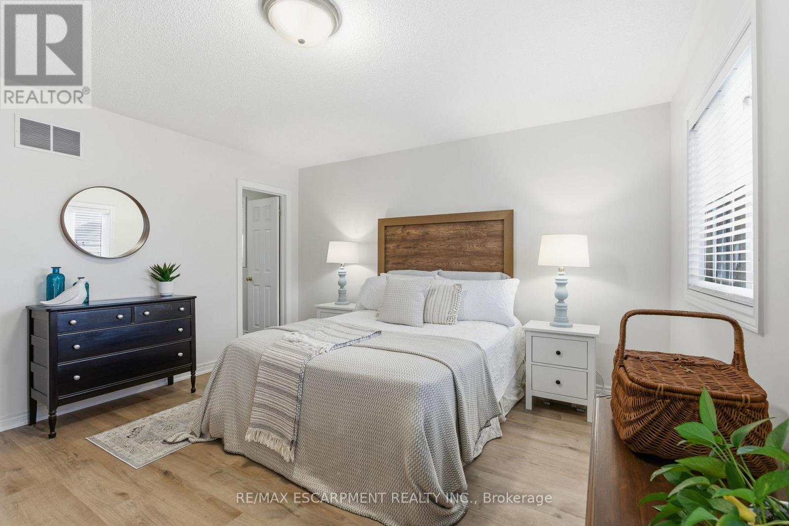 9 Slater Court, Hamilton, ON - Indoor Photo Showing Bedroom