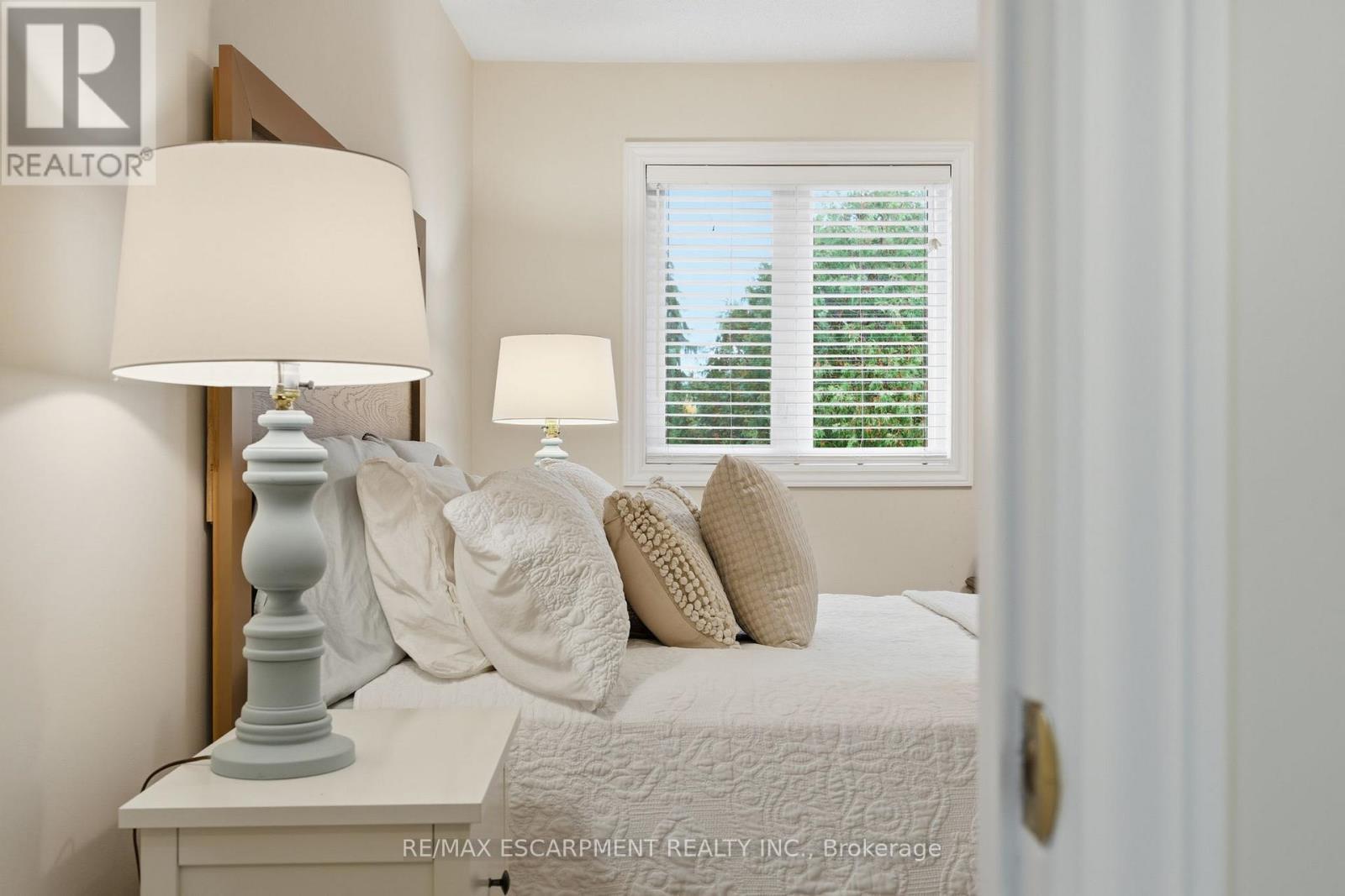 9 Slater Court, Hamilton, ON - Indoor Photo Showing Bedroom