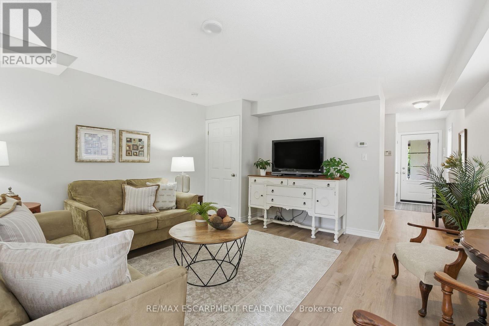 9 Slater Court, Hamilton, ON - Indoor Photo Showing Living Room