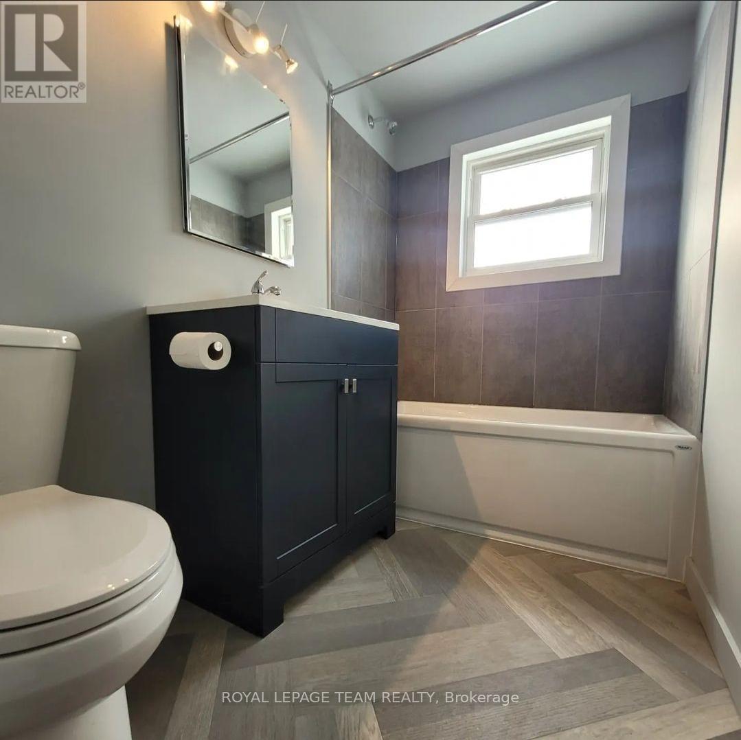 1008 St. Laurent Boulevard, Ottawa, ON - Indoor Photo Showing Bathroom