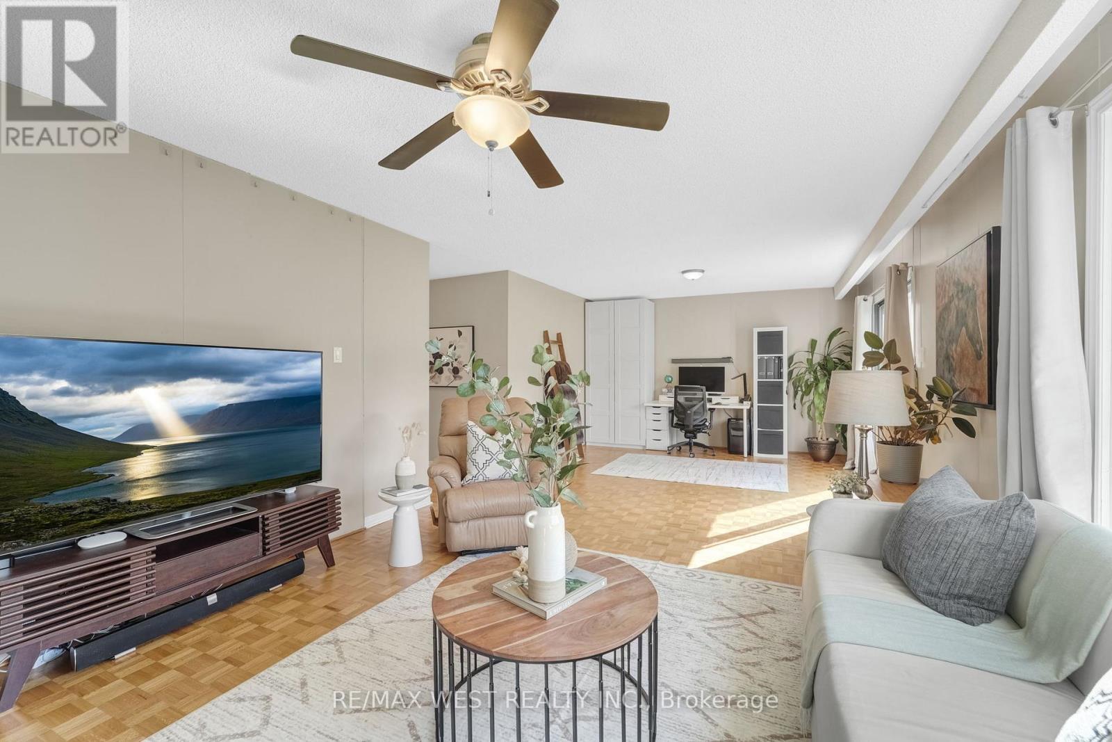 2388 Carlanne Place, Mississauga, ON - Indoor Photo Showing Living Room