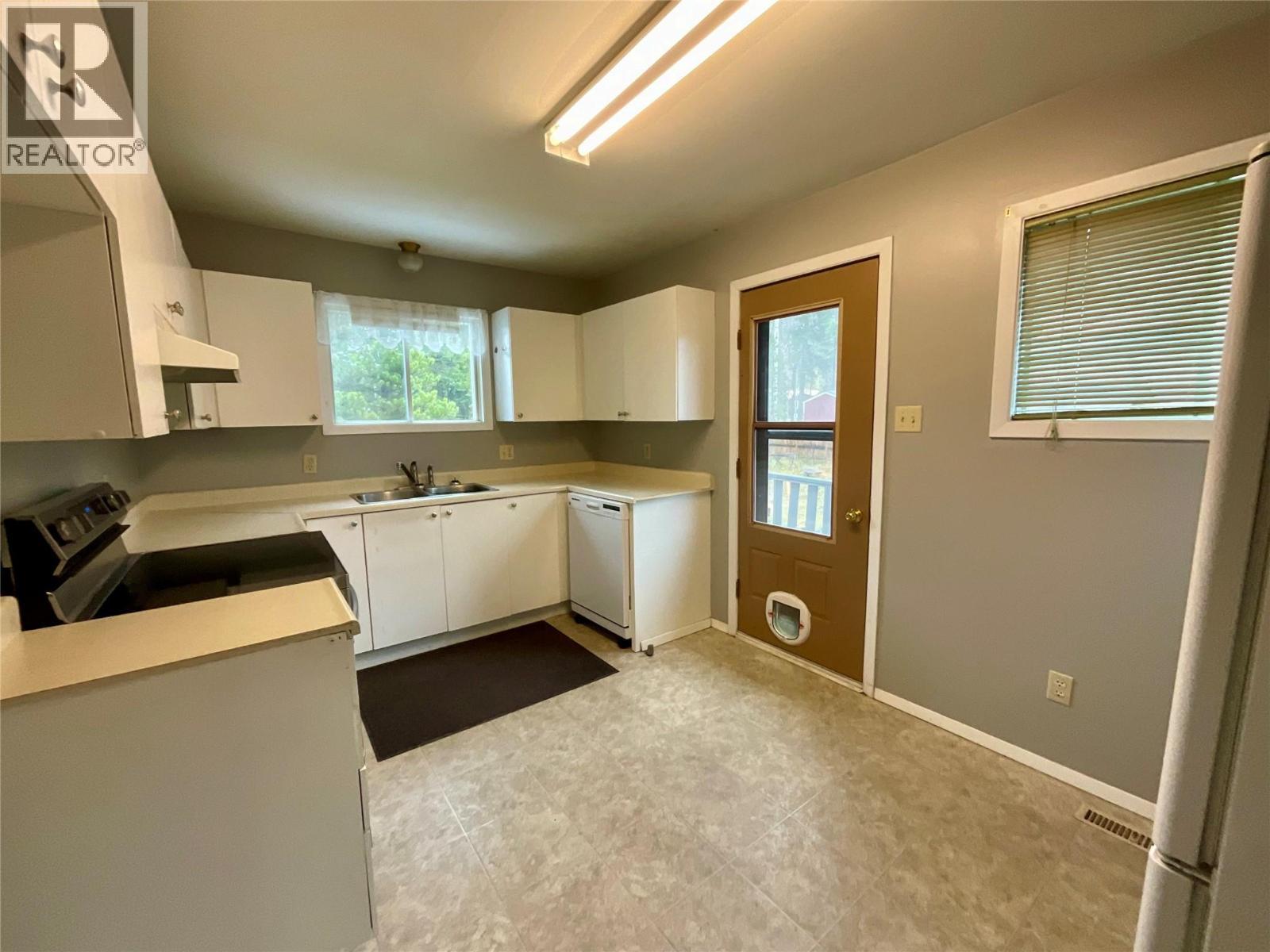 116 Bullmoose Crescent, Tumbler Ridge, BC - Indoor Photo Showing Kitchen With Double Sink