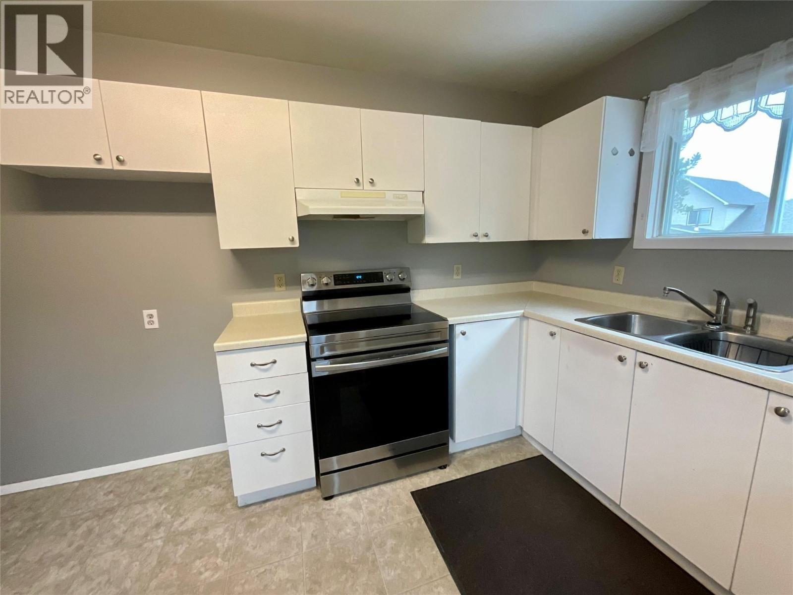 116 Bullmoose Crescent, Tumbler Ridge, BC - Indoor Photo Showing Kitchen With Double Sink
