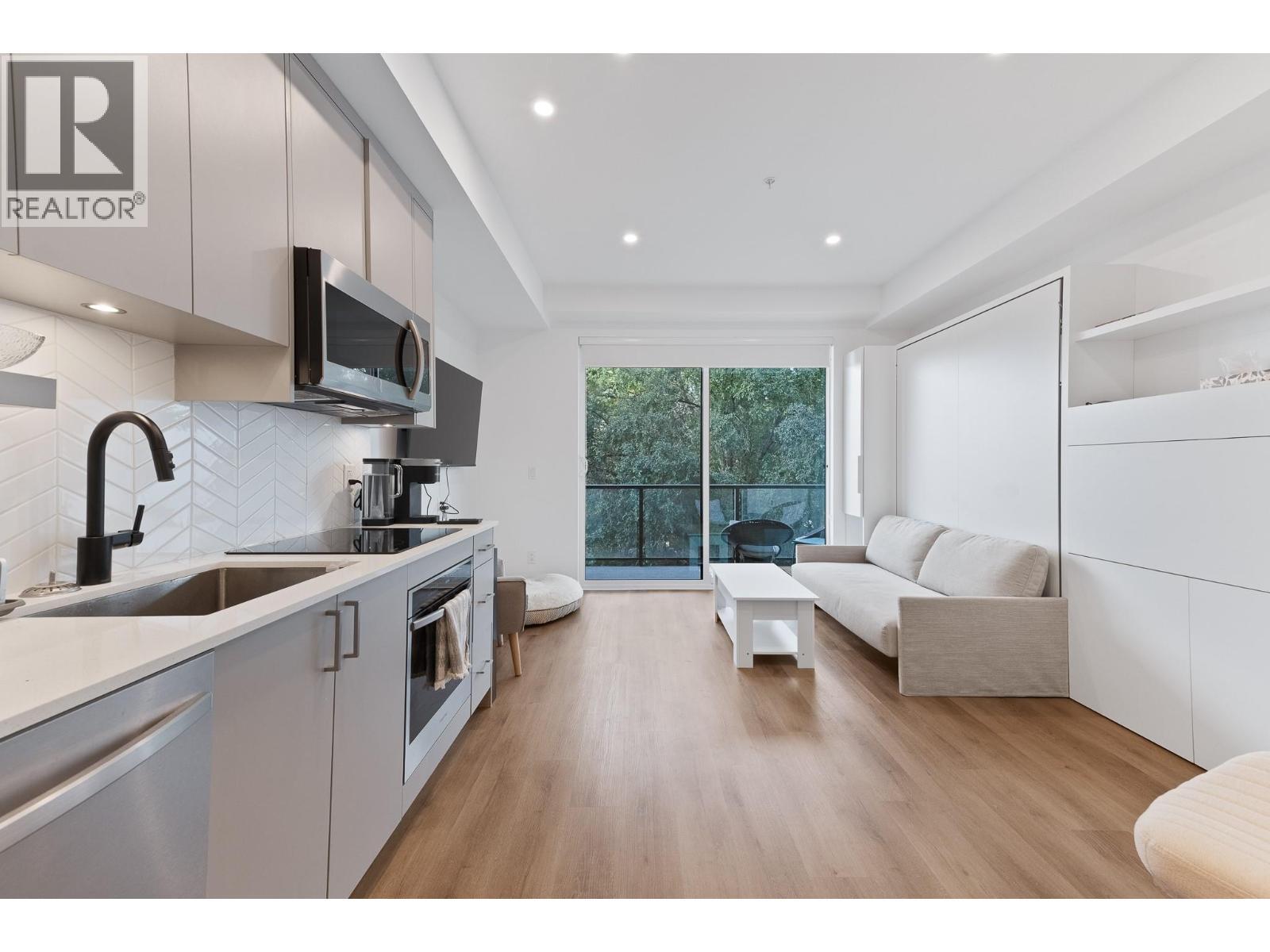 1274 Devonshire Avenue Unit# 306, Kelowna, BC - Indoor Photo Showing Kitchen With Upgraded Kitchen