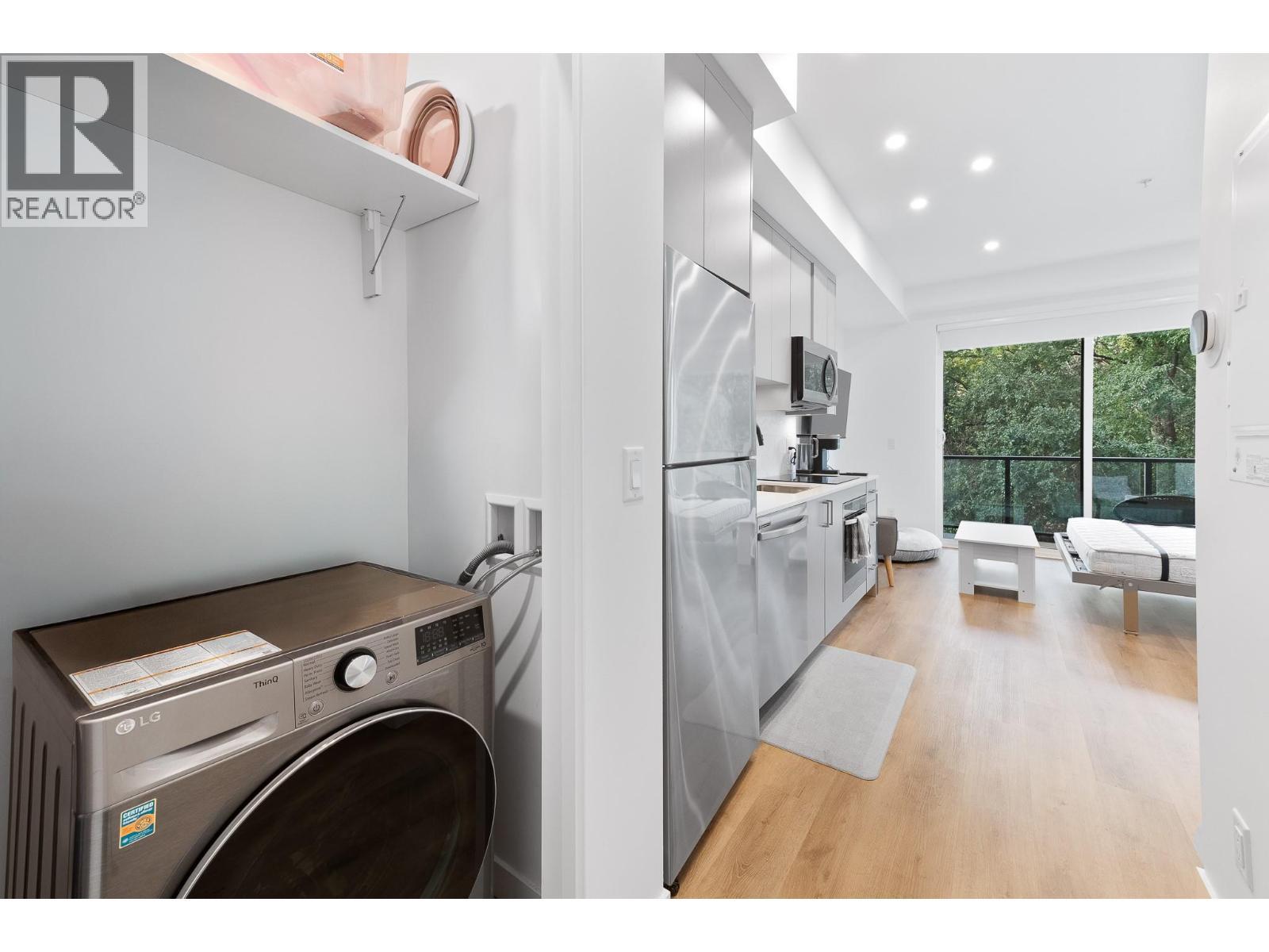 Washer/dryer combination unit - 1274 Devonshire Avenue Unit# 306, Kelowna, BC - Indoor Photo Showing Laundry Room