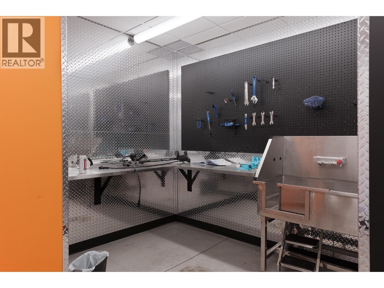 Dog Wash & Bike Repair area - 1274 Devonshire Avenue Unit# 306, Kelowna, BC -