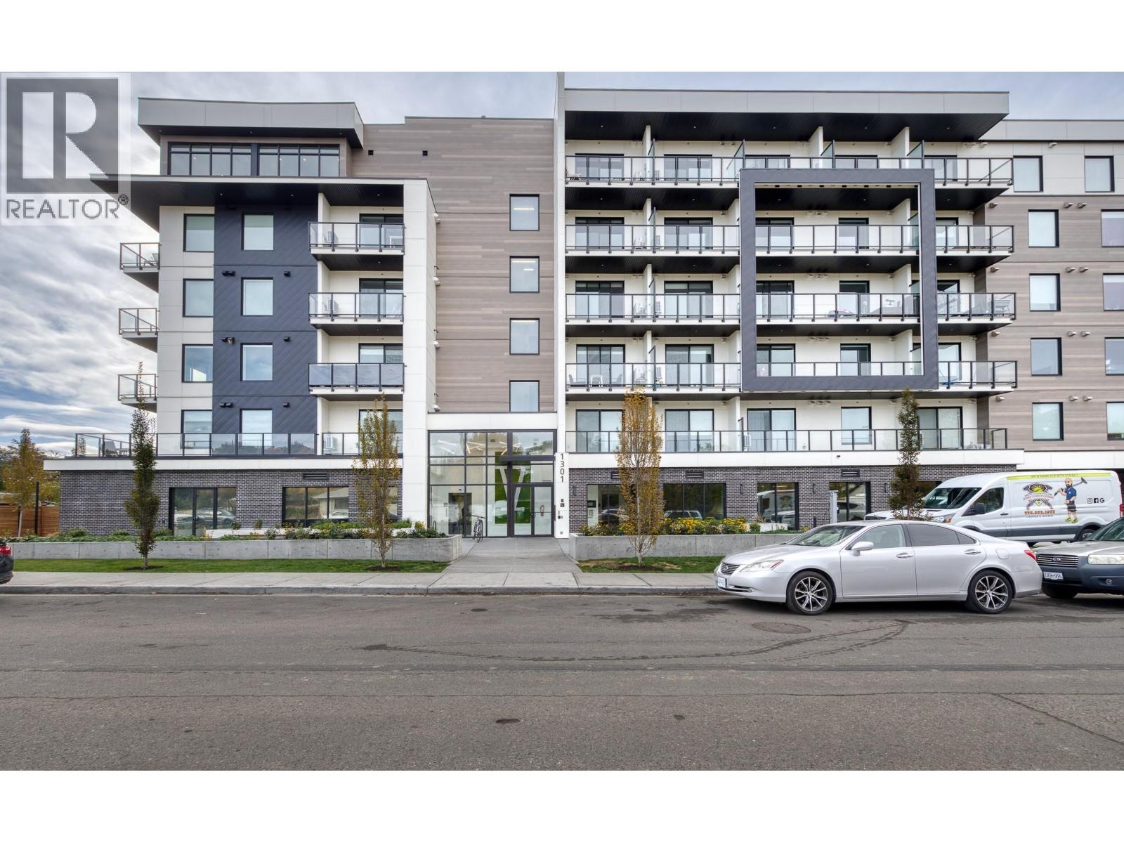 Lots of street parking - 1274 Devonshire Avenue Unit# 306, Kelowna, BC - Outdoor With Facade