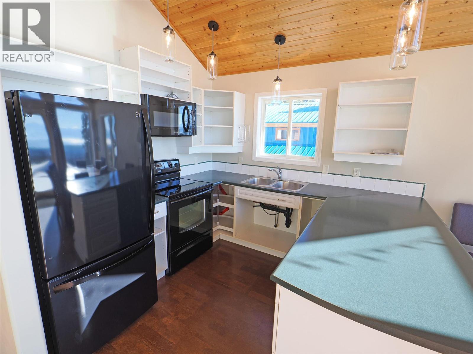 4854 Snowpines Road, Big White, BC - Indoor Photo Showing Kitchen With Double Sink