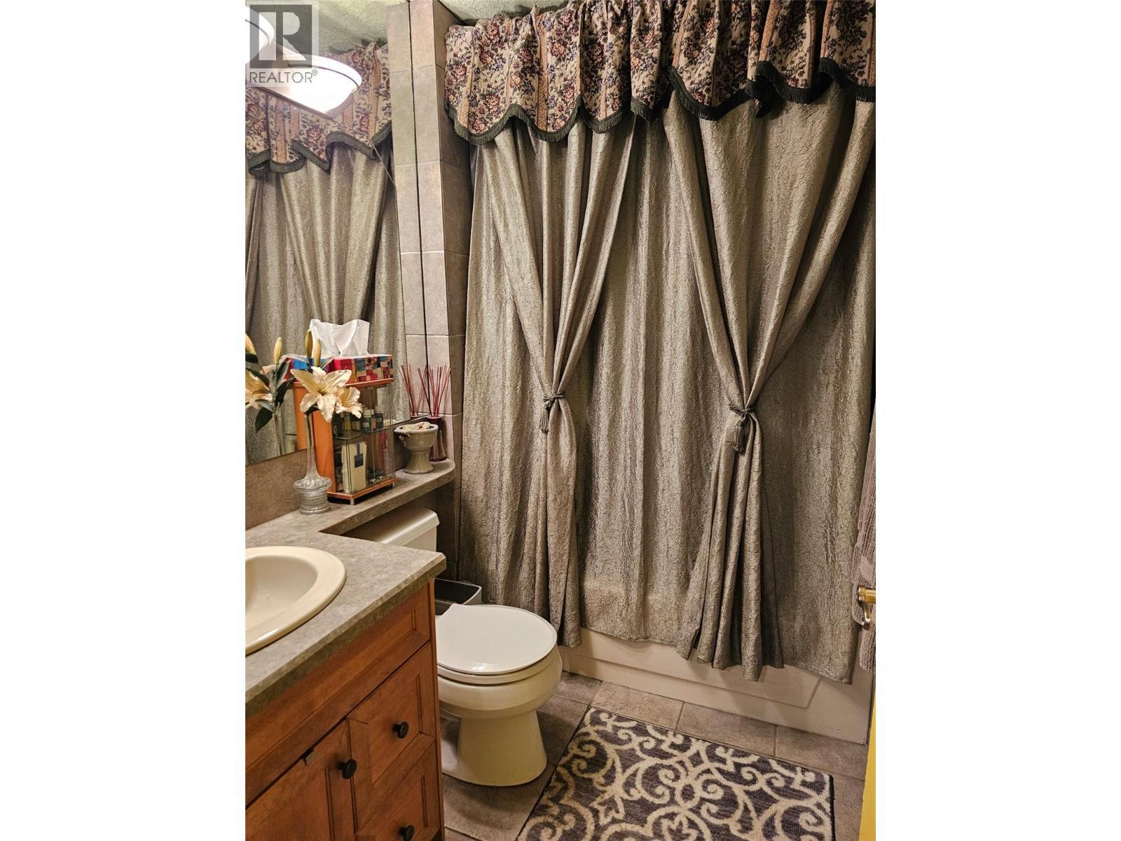 Main Bathroom - 599 Clifton Road S, Kelowna, BC - Indoor Photo Showing Bathroom