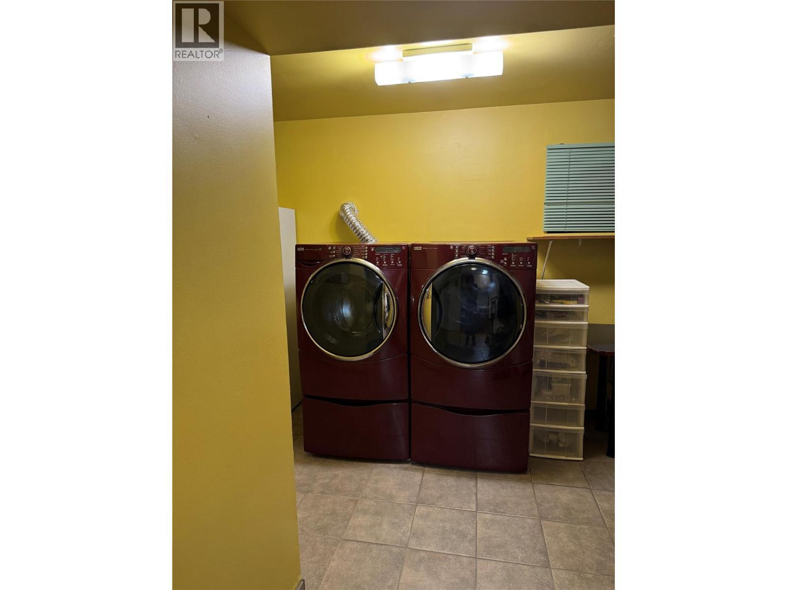 599 Clifton Road S, Kelowna, BC - Indoor Photo Showing Laundry Room