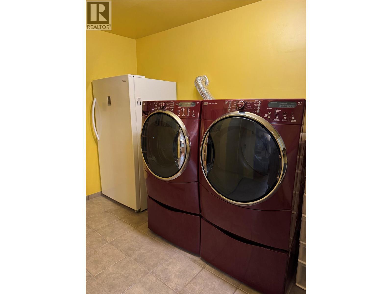 599 Clifton Road S, Kelowna, BC - Indoor Photo Showing Laundry Room