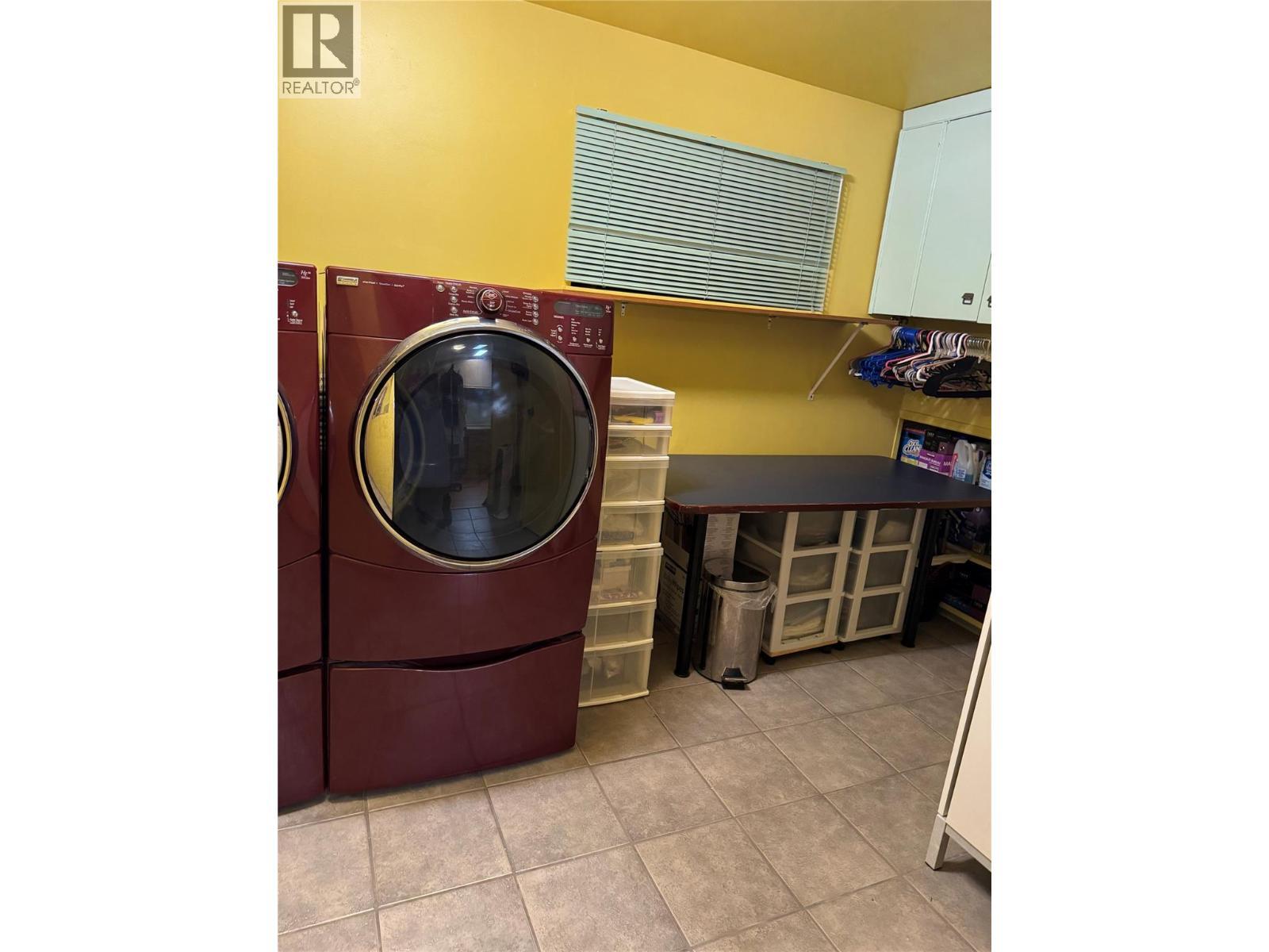 599 Clifton Road S, Kelowna, BC - Indoor Photo Showing Laundry Room