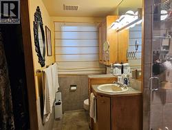 Ensuite/Walk-in Closet -