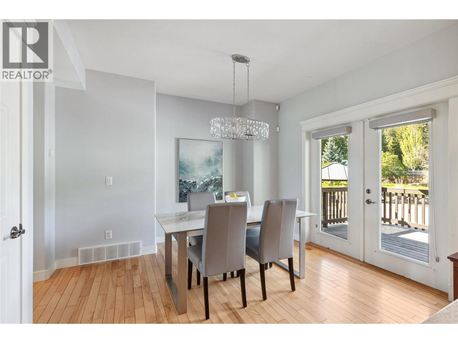 5575 Highway 6 Highway, Coldstream, BC - Indoor Photo Showing Dining Room