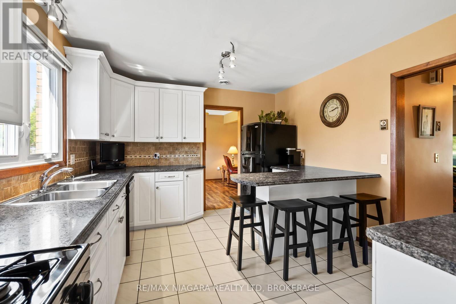 40 Gaspare Drive, Port Colborne (Sugarloaf), ON - Indoor Photo Showing Kitchen With Double Sink