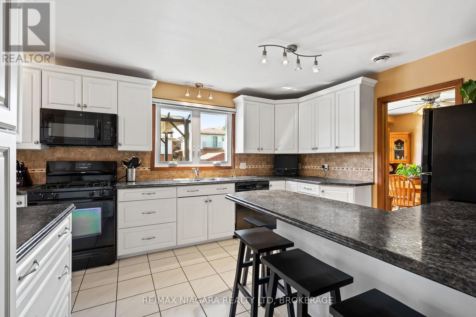 40 Gaspare Drive, Port Colborne (Sugarloaf), ON - Indoor Photo Showing Kitchen With Double Sink