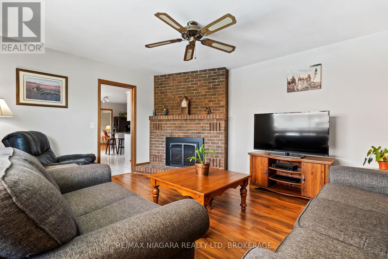 40 Gaspare Drive, Port Colborne (Sugarloaf), ON - Indoor Photo Showing Living Room With Fireplace