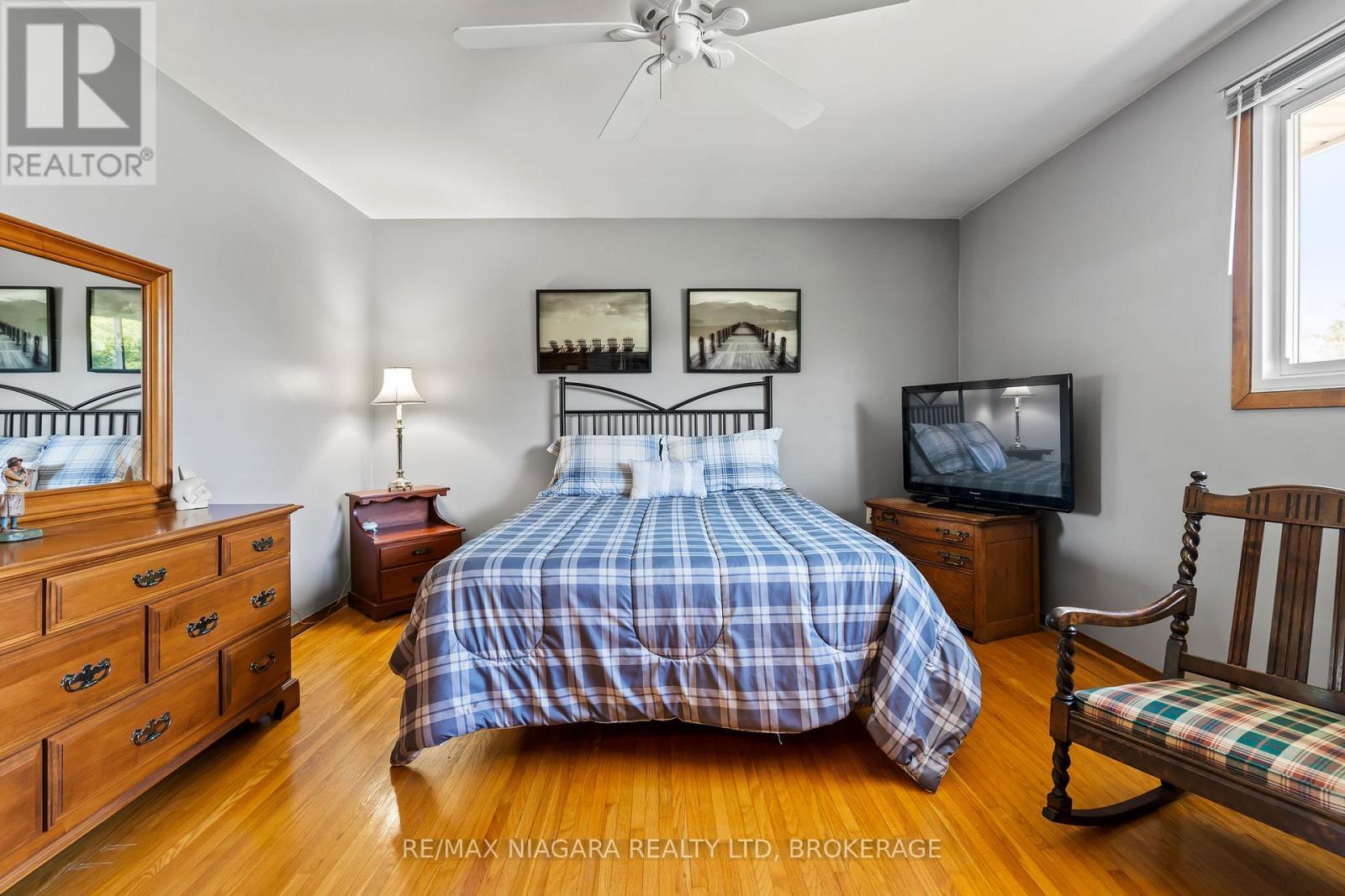 40 Gaspare Drive, Port Colborne (Sugarloaf), ON - Indoor Photo Showing Bedroom