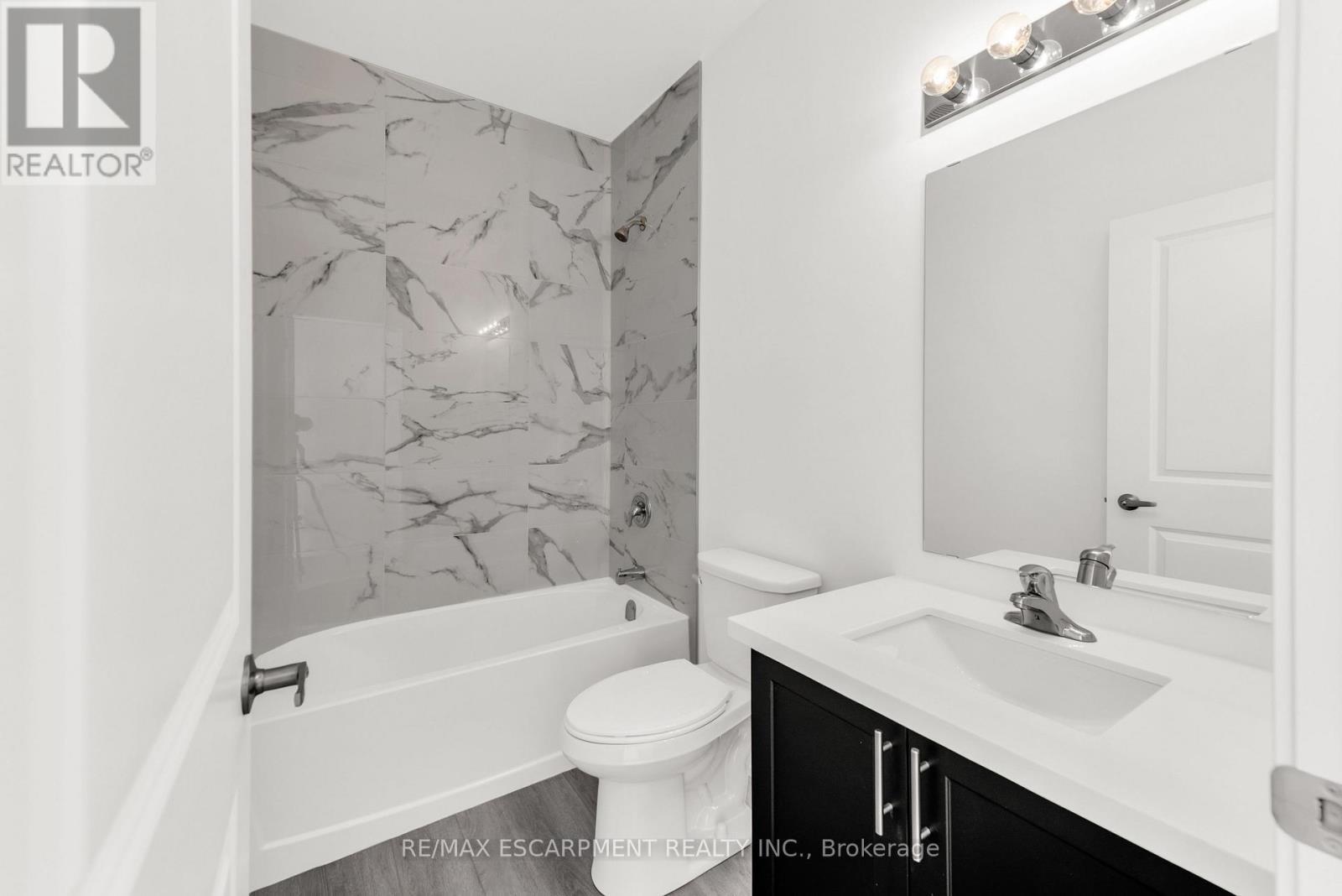 502 - 460 Dundas Street E, Hamilton, ON - Indoor Photo Showing Bathroom