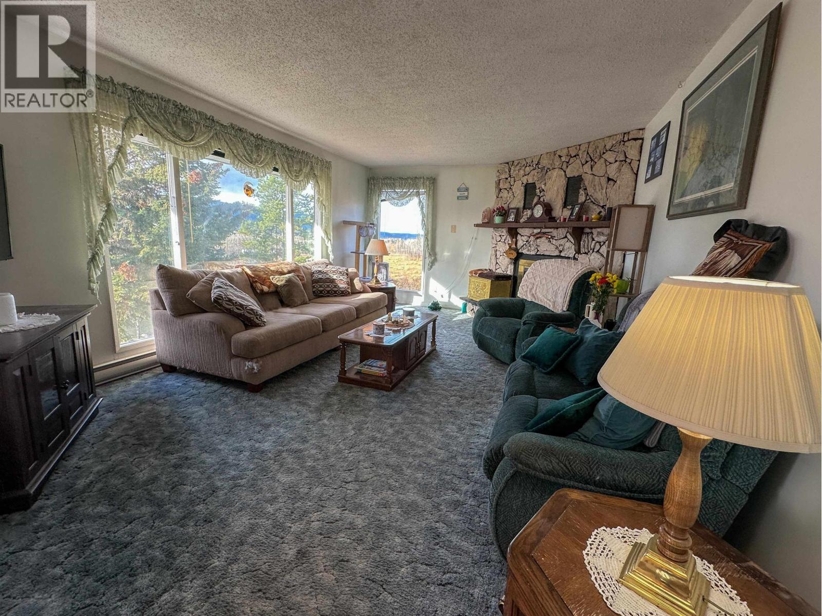 21900 E 16 Highway, Fort Fraser, BC - Indoor Photo Showing Living Room