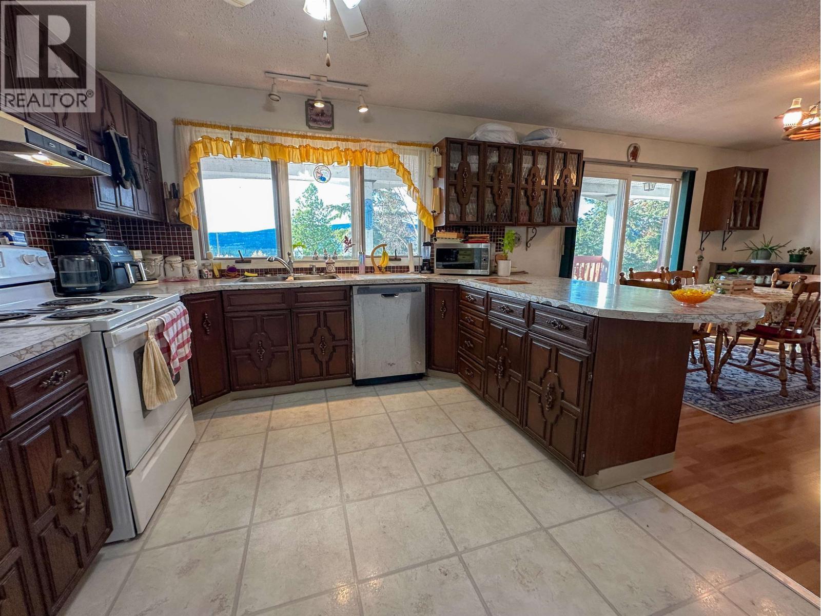 21900 E 16 Highway, Fort Fraser, BC - Indoor Photo Showing Kitchen With Double Sink