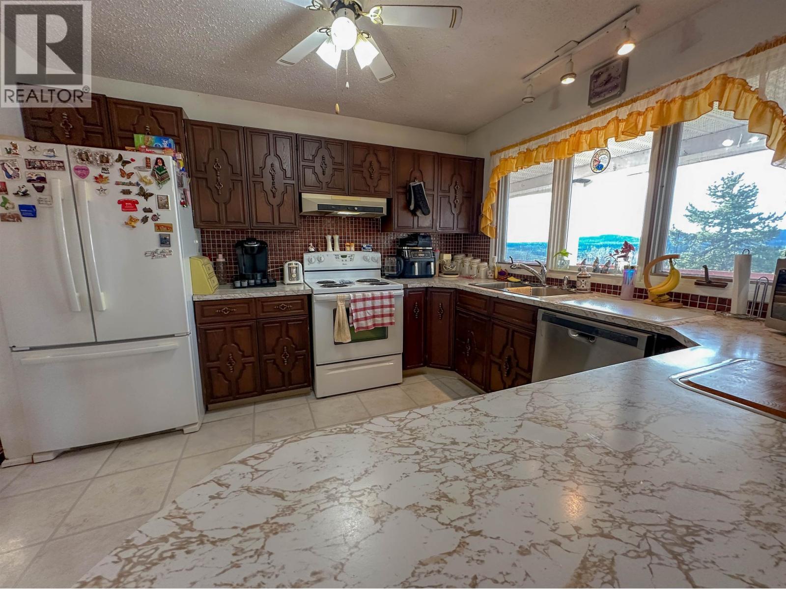 21900 E 16 Highway, Fort Fraser, BC - Indoor Photo Showing Kitchen With Double Sink