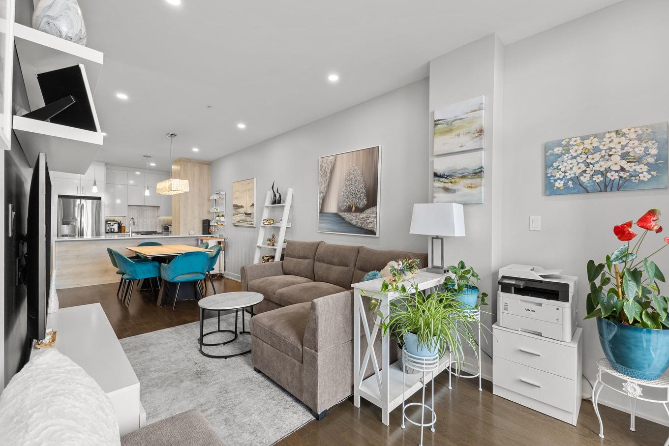 Salon - 519-11310 Rue Notre-Dame E., Montréal-Est, QC - Indoor