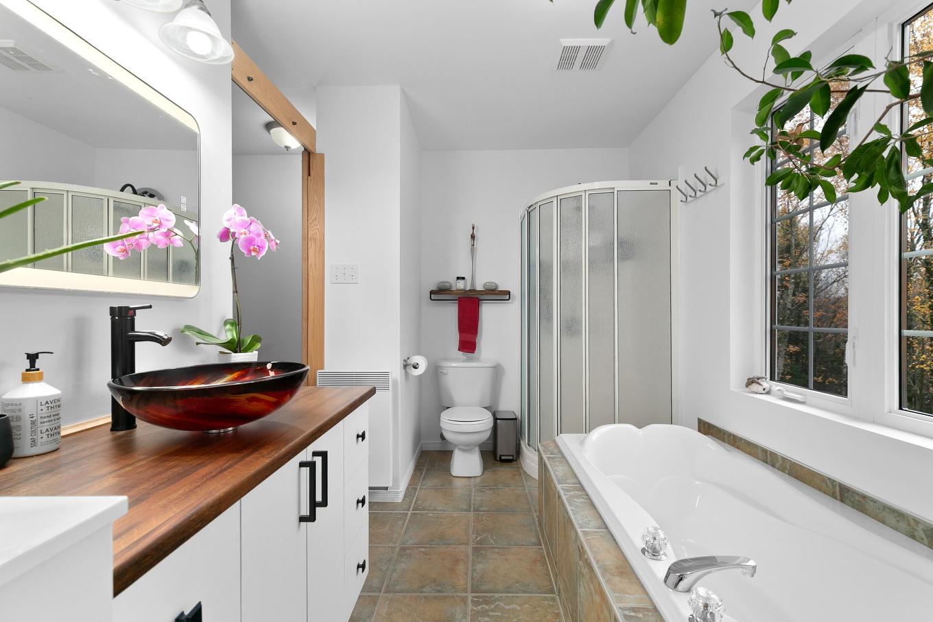 Salle de bains attenante à la CCP - 87Z Ch. Des Couleurs, Saint-Sauveur, QC - Indoor Photo Showing Bathroom