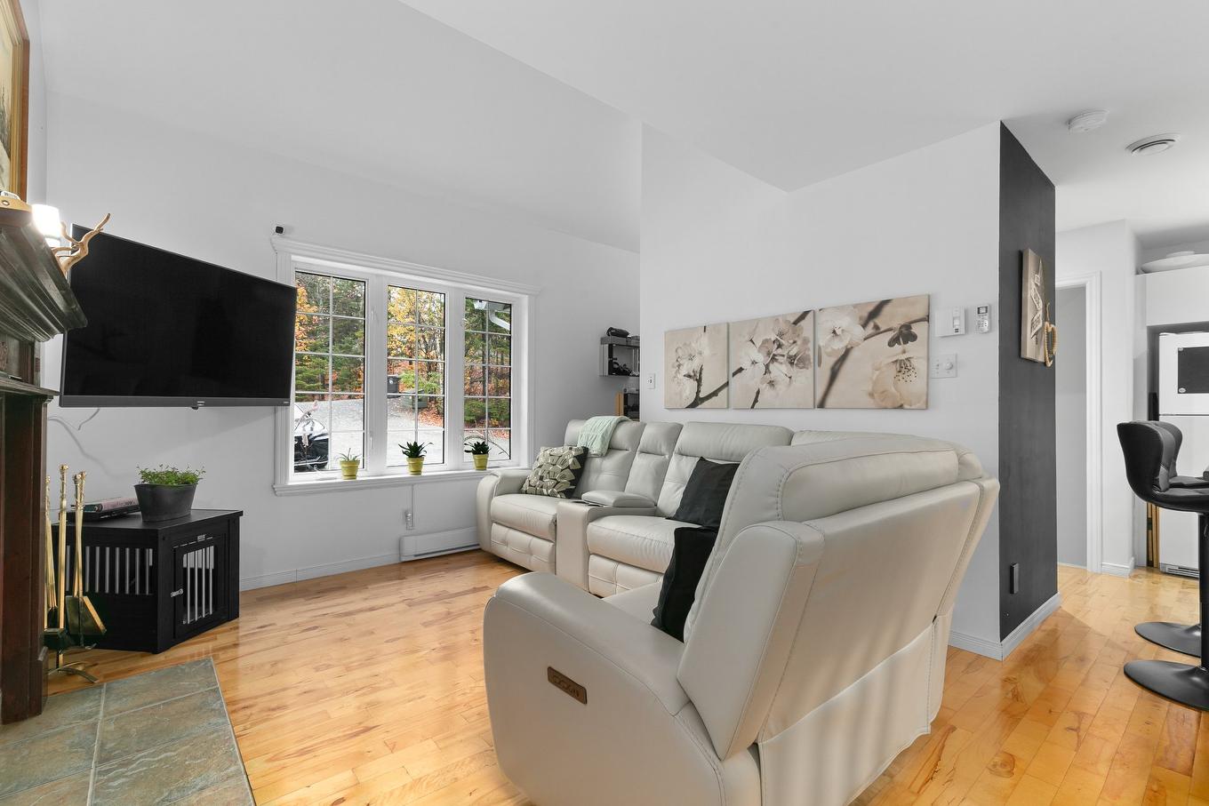 Salon - 87Z Ch. Des Couleurs, Saint-Sauveur, QC - Indoor Photo Showing Other Room