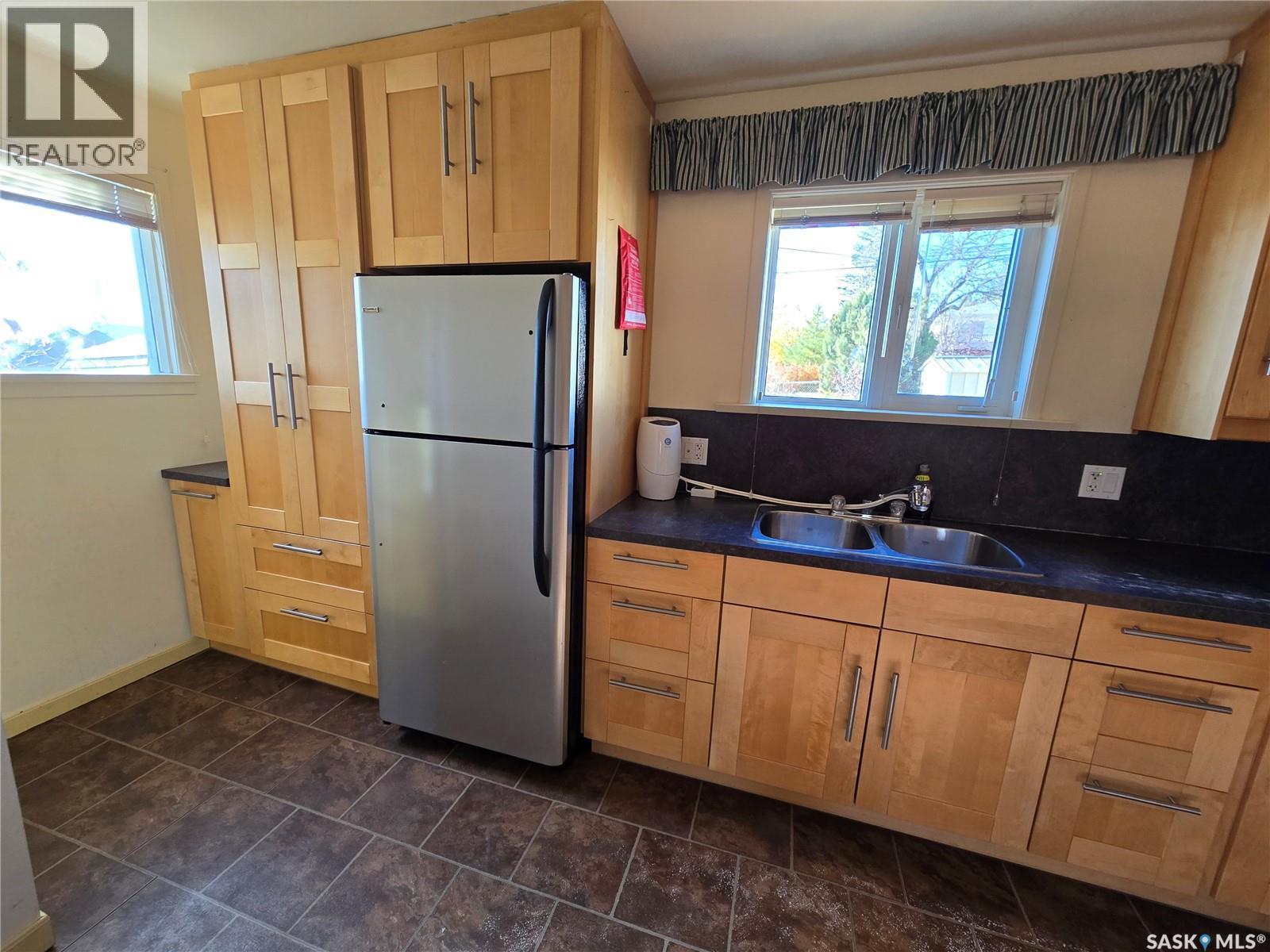 446 2Nd Avenue Nw, Swift Current, SK - Indoor Photo Showing Kitchen With Double Sink