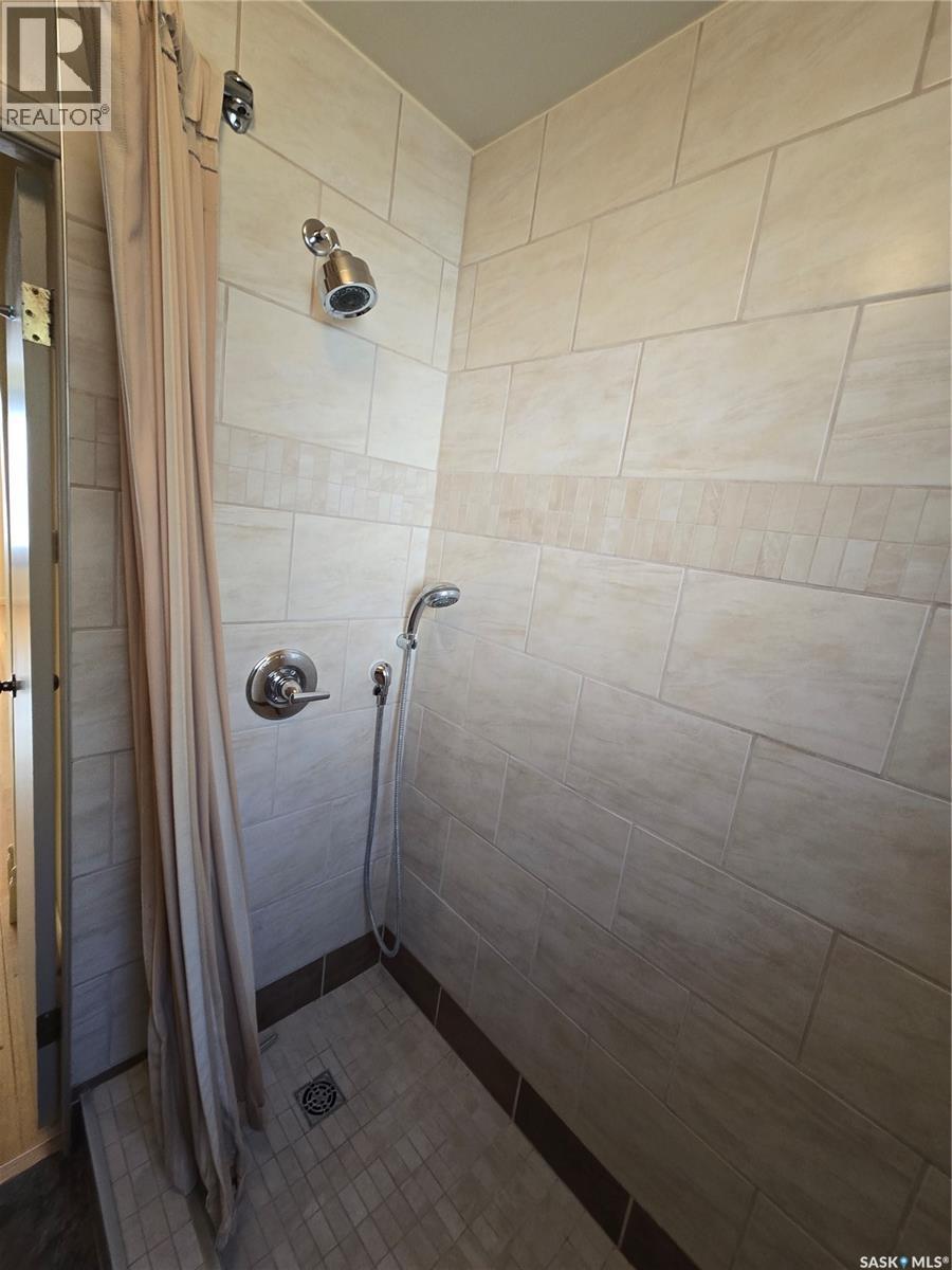 446 2Nd Avenue Nw, Swift Current, SK - Indoor Photo Showing Bathroom