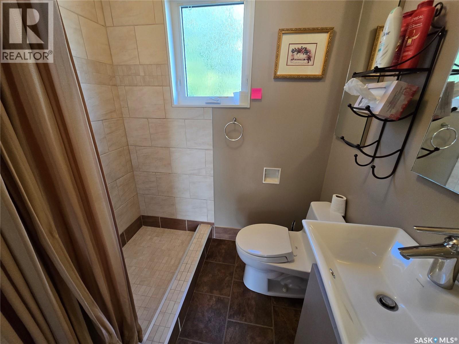 446 2Nd Avenue Nw, Swift Current, SK - Indoor Photo Showing Bathroom