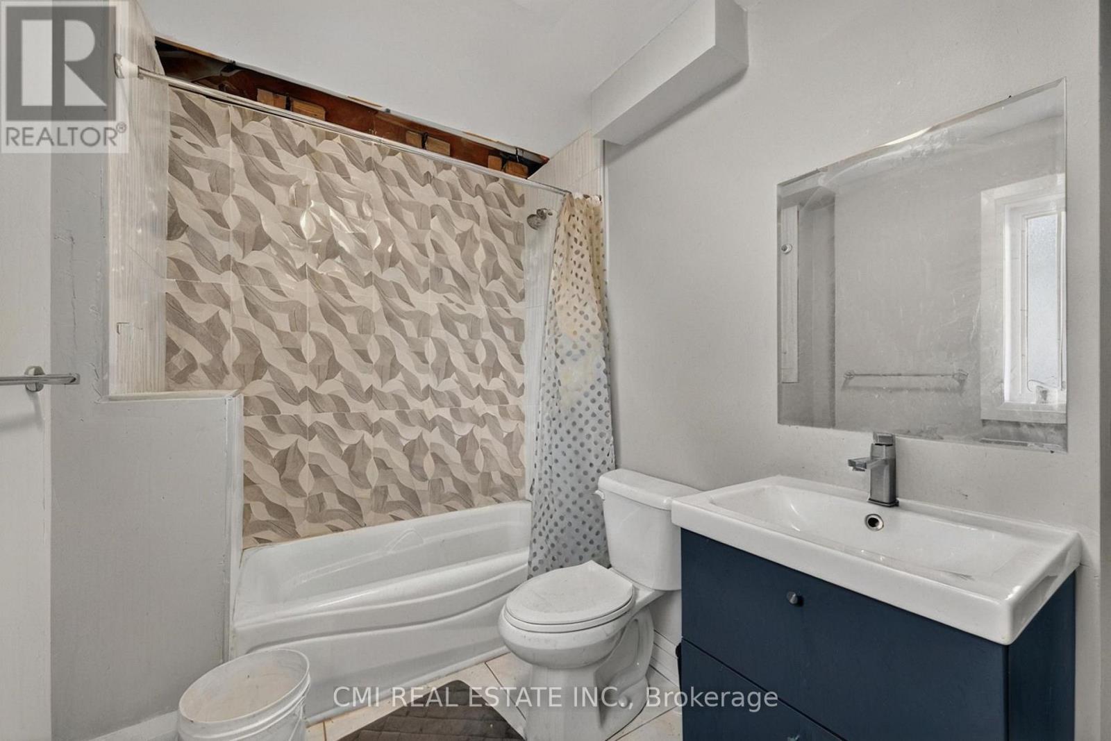 22 Jeavons Avenue, Toronto, ON - Indoor Photo Showing Bathroom