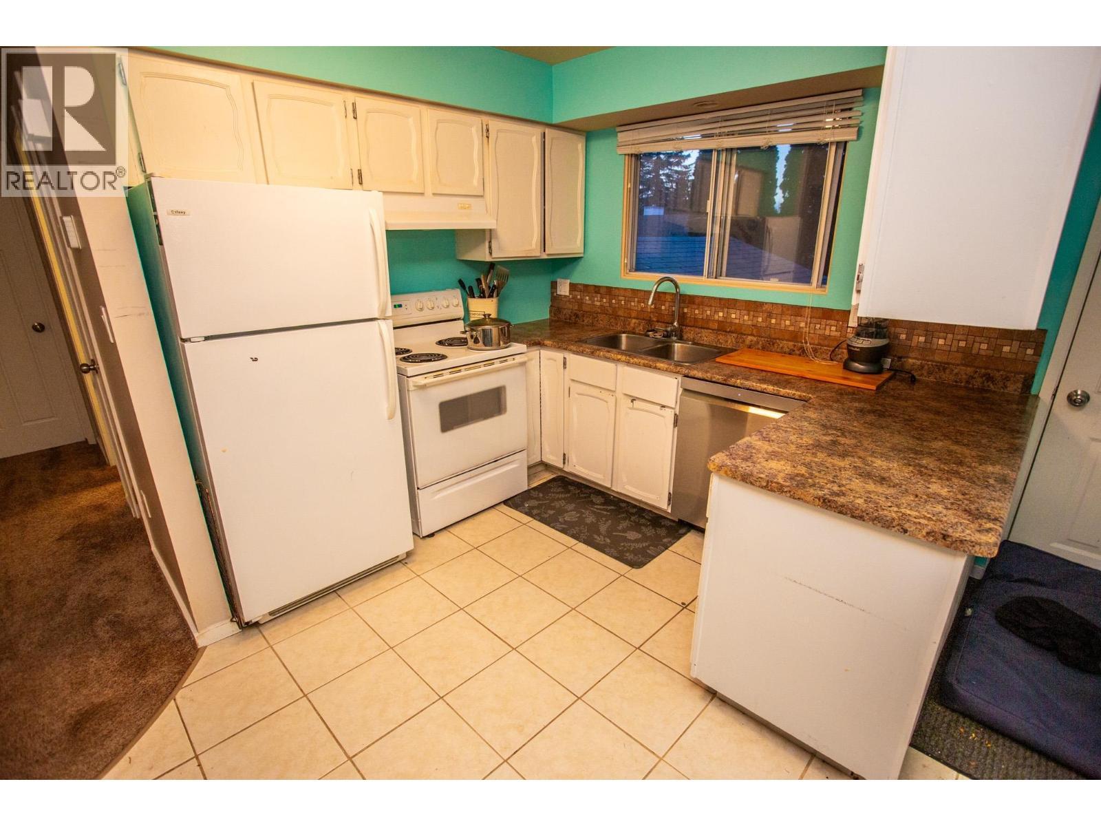 7386 Imperial Place, Prince George, BC - Indoor Photo Showing Kitchen With Double Sink