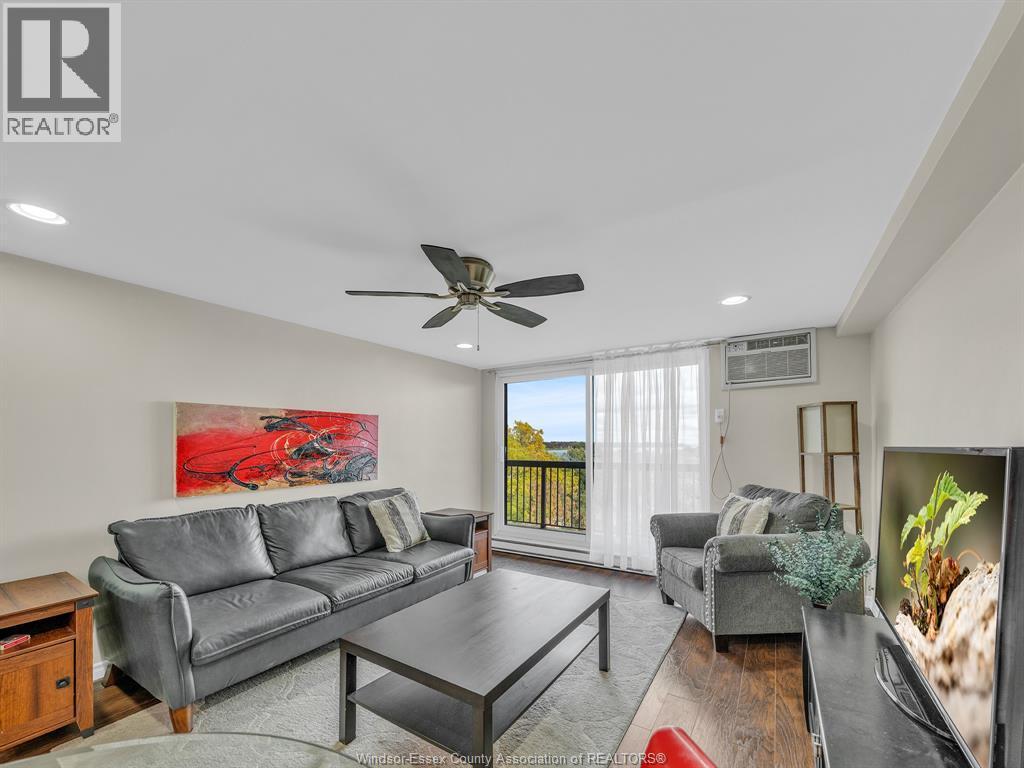 3936 Wyandotte East Unit# 906, Windsor, ON - Indoor Photo Showing Living Room