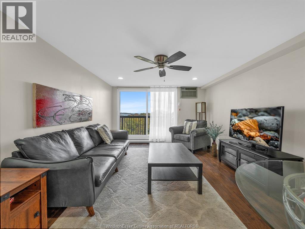 3936 Wyandotte East Unit# 906, Windsor, ON - Indoor Photo Showing Living Room