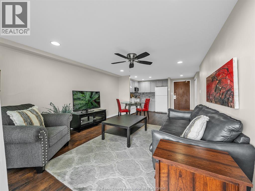 3936 Wyandotte East Unit# 906, Windsor, ON - Indoor Photo Showing Living Room