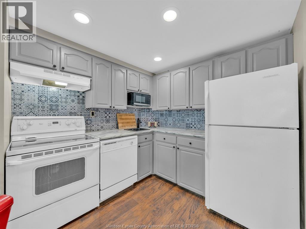 3936 Wyandotte East Unit# 906, Windsor, ON - Indoor Photo Showing Kitchen