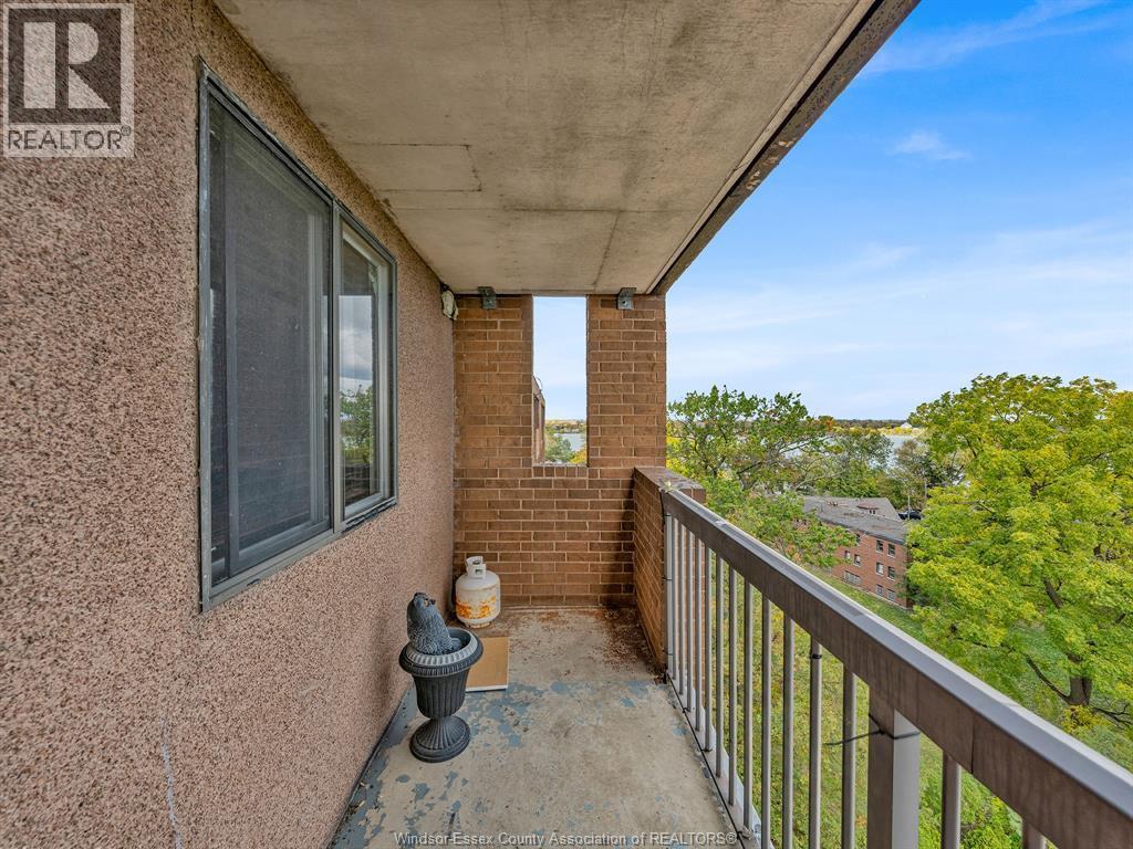 3936 Wyandotte East Unit# 906, Windsor, ON - Outdoor With Exterior