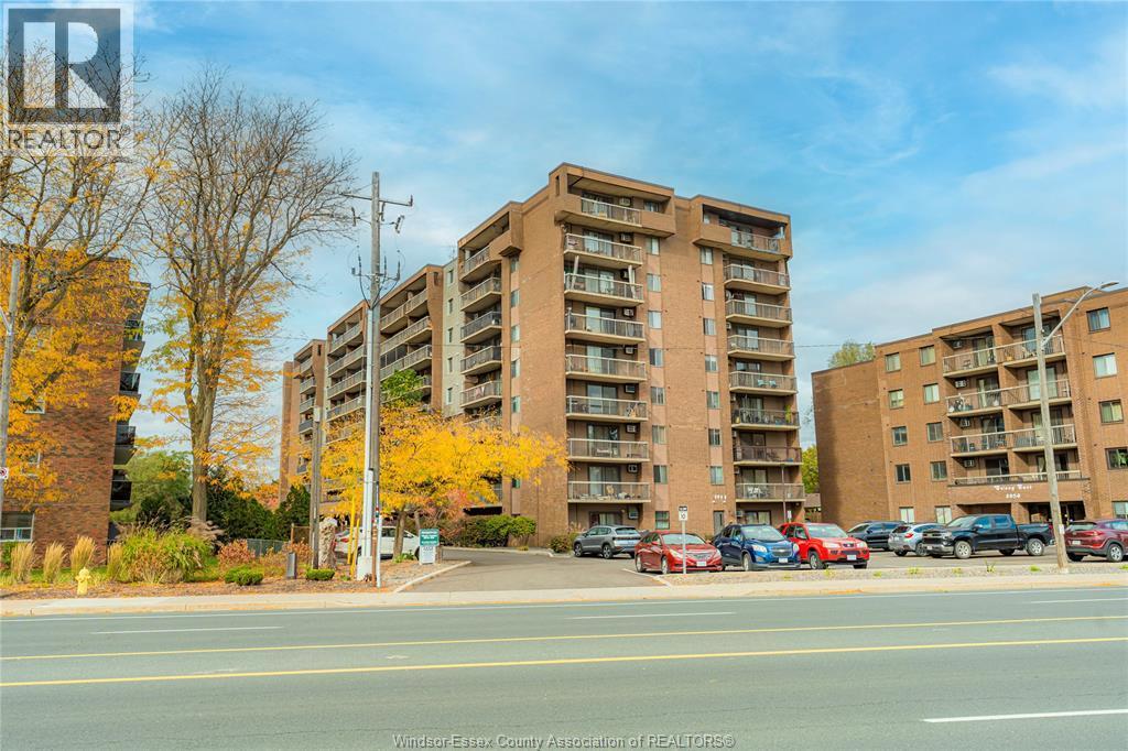 3936 Wyandotte East Unit# 906, Windsor, ON - Outdoor With Facade