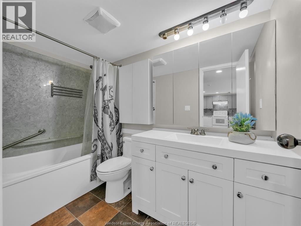 3936 Wyandotte East Unit# 906, Windsor, ON - Indoor Photo Showing Bathroom