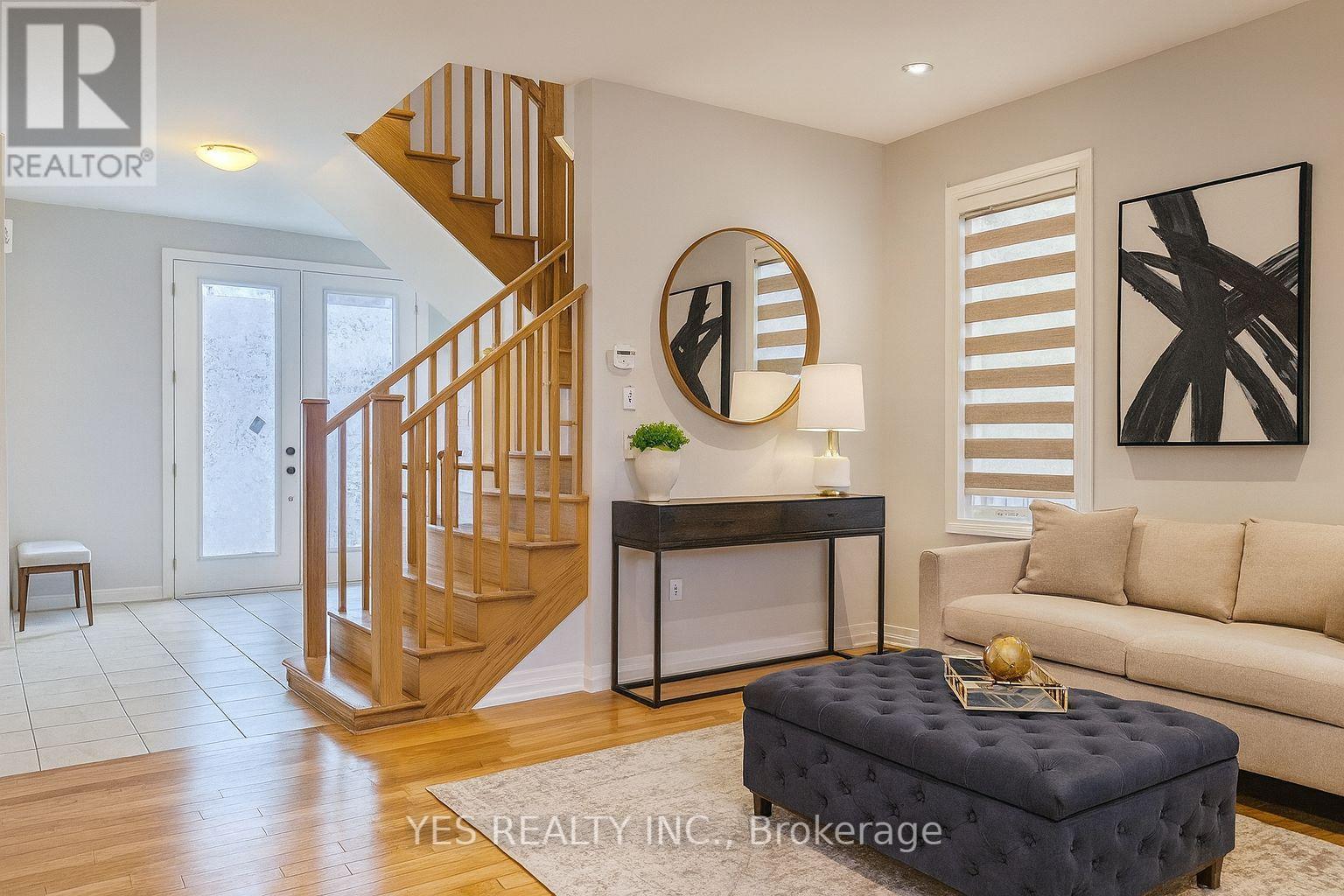 187 Provident Way, Hamilton, ON - Indoor Photo Showing Living Room