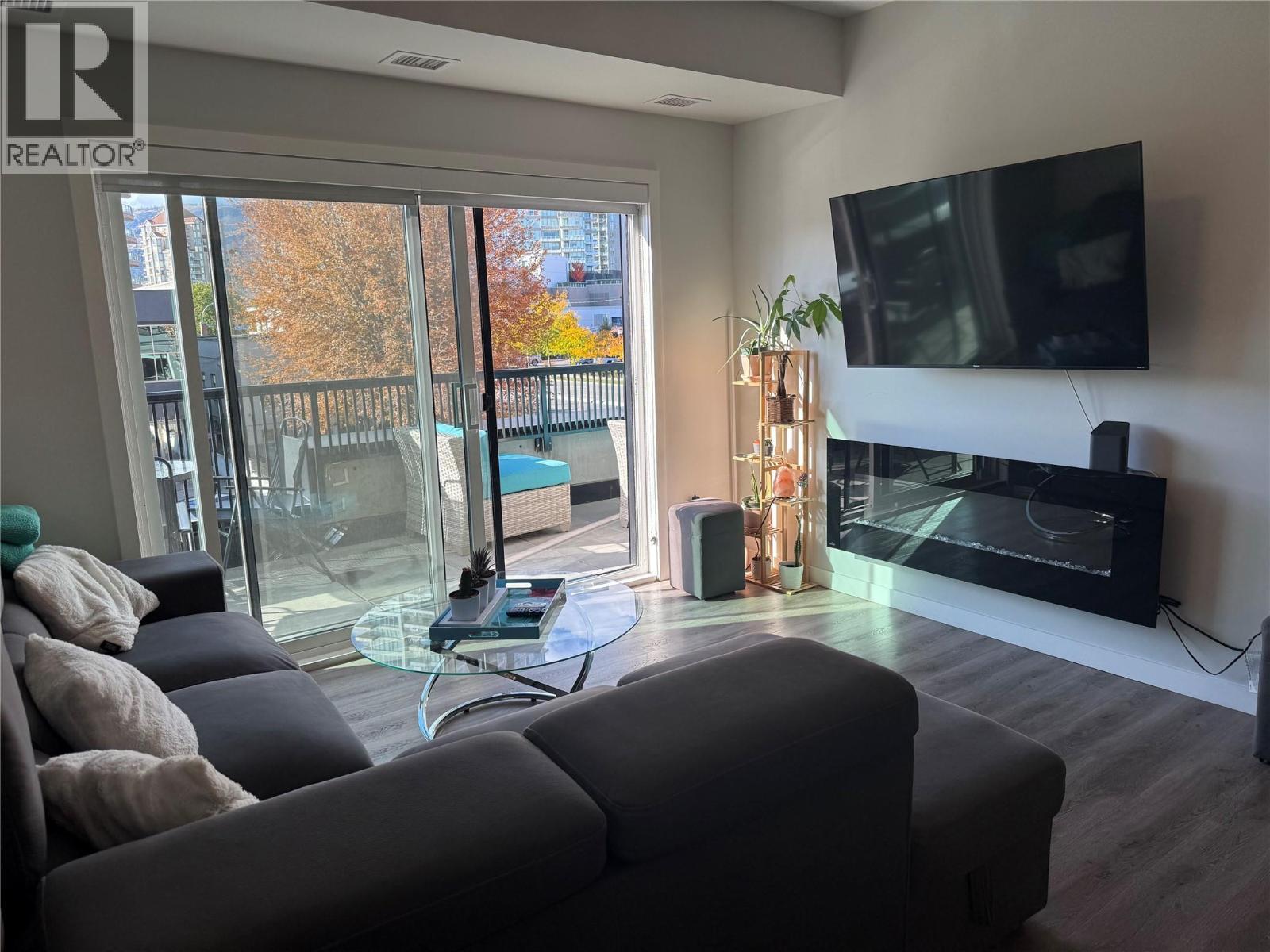 1215 St Paul Street Unit# 209, Kelowna, BC - Indoor Photo Showing Living Room With Fireplace